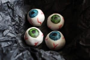 These Halloween white chocolate eyeballs have a surprise filling: purple sweet potato! A much healthier option for trick or treating kids on Halloween! #Halloween #HappyHalloween #healthy #whitechocolate #chocolate #truffle #purple #black #sweetpotato #eyeball #eyeballs #trickortreat #kids