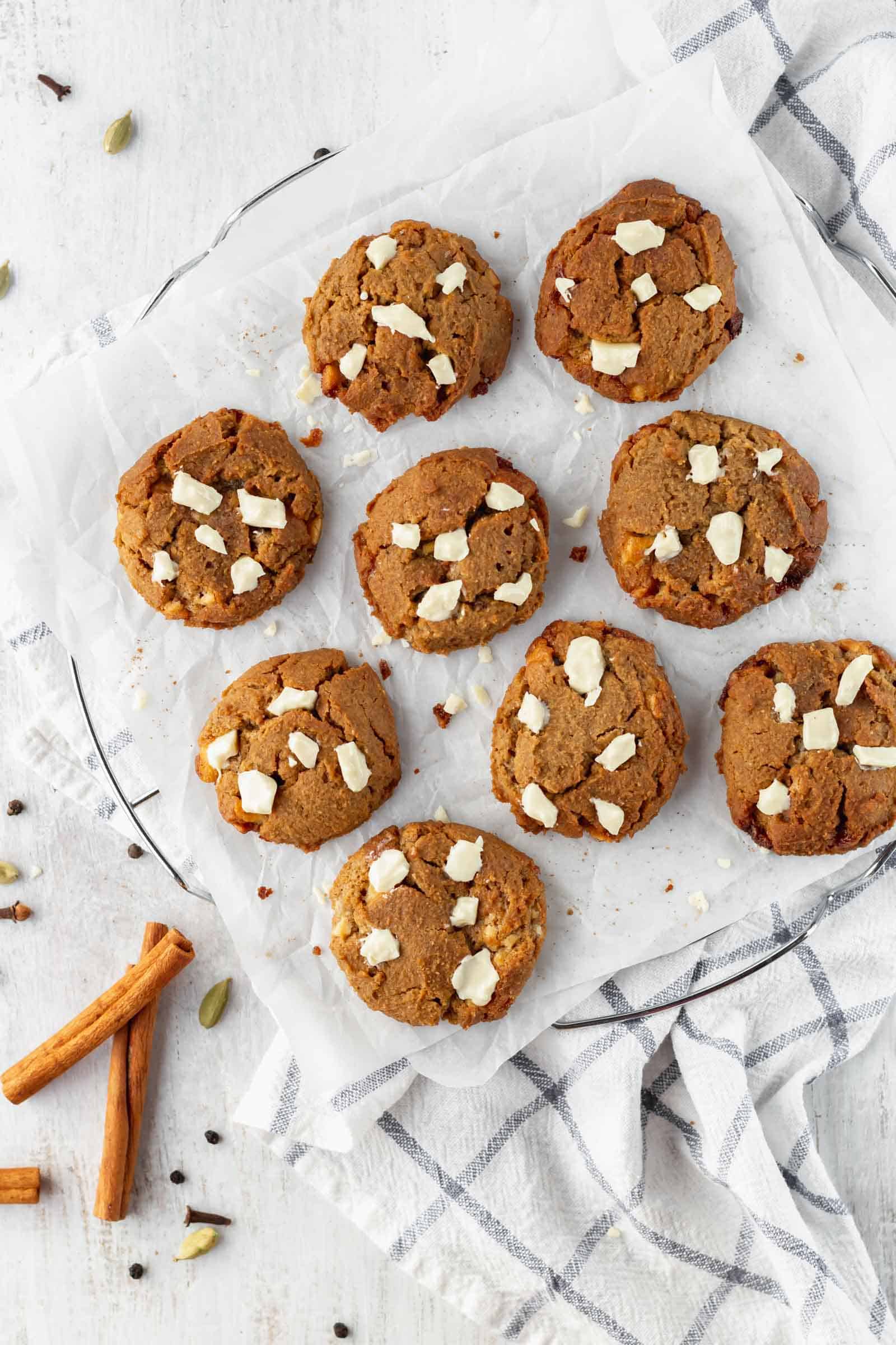 Chai white chocolate chip cookies bring fall in your mouth! These gluten free soft-baked cookies are perfect for fall and winter! #chaispice #chaitea #chaicookies #whitechocolate #glutenfreecookies #chickpeacookies