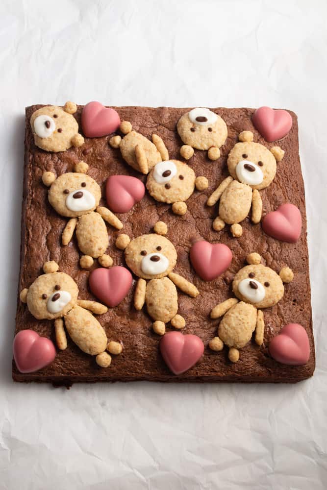 If you’re looking for a cute Valentine’s Day treat, look no further! These teddy bear brownies are cakey brownies topped with cookies and ruby chocolate hearts!