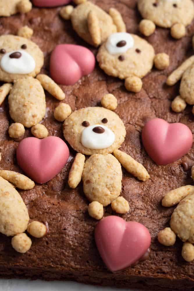 If you’re looking for a cute Valentine’s Day treat, look no further! These teddy bear brownies are cakey brownies topped with cookies and ruby chocolate hearts!