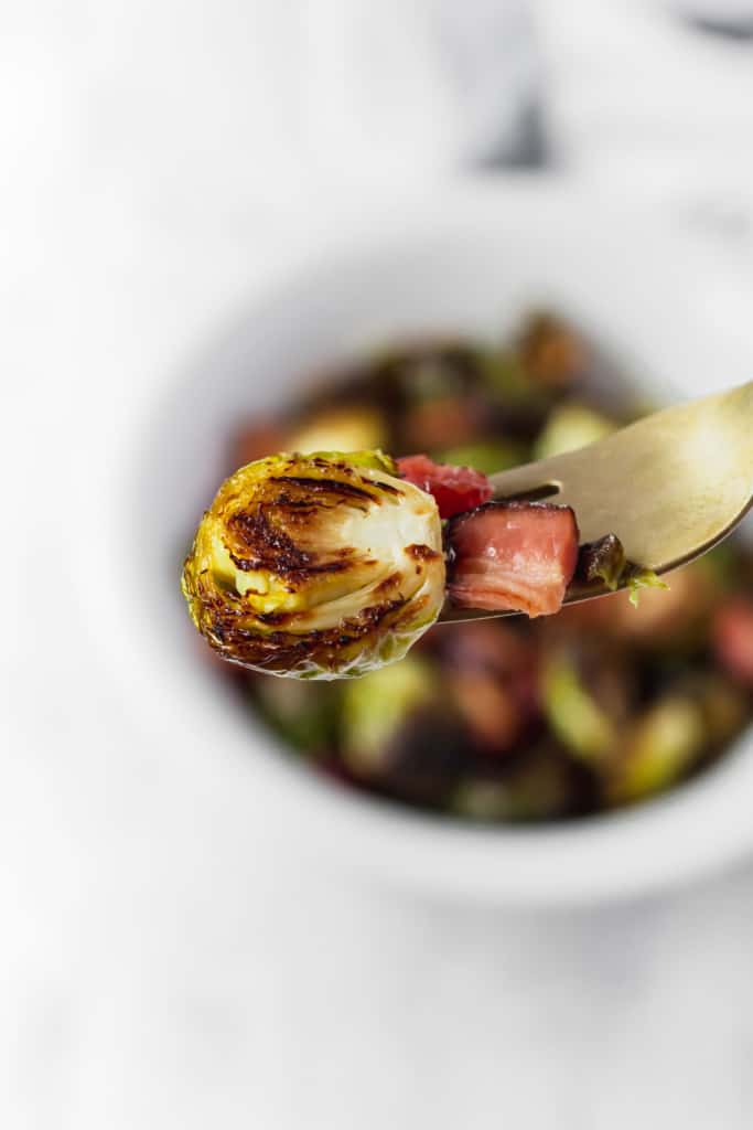 Brussels sprouts get a bad rap for being stinky or mushy, but not when you cook it in the oven with bacon until it get crispy! #thanksgivingdinner #sidedish #easy #simplefood #bacon