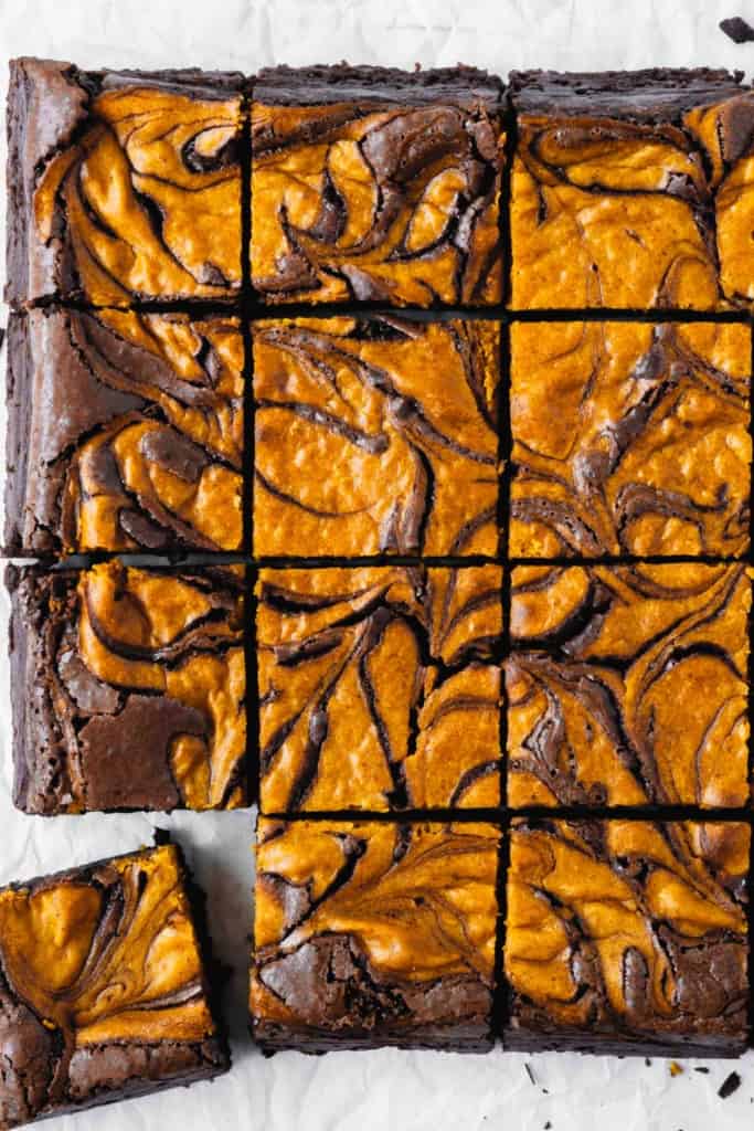 Pumpkin cheesecake swirl brownies are the perfect combination of chocolate and pumpkin! SUPER fudgy brownies with creamy pumpkin cheesecake! #pumpkincheesecake #pumpkinbrownies #pumpkincheesecakebrownies #fudgybrownies #fudgebrownies