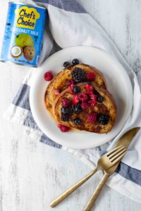 The perfect plant-based breakfast or brunch! Super easy and delicious! #veganfrenchtoast #veganbreakfast #veganbrunch #plantbasedmeals #frenchtoast