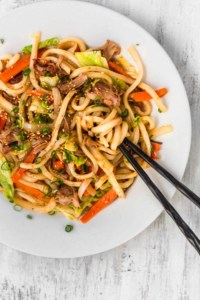 Vegan massaman yaki udon is the spicy Thai twist to the Japanese classic fried noodle dish! Your new go-to homemade fast food! #yakiudon #udonnoodles #vegannoodles #veganfastfood #plantbased