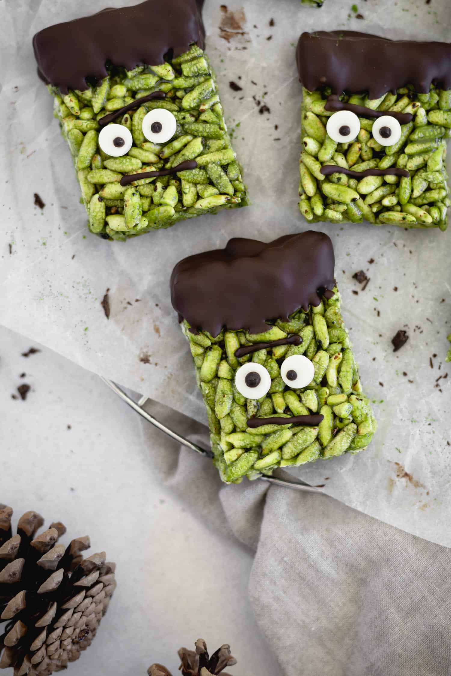 Green tea rice crispy treats with chocolate